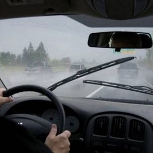 kinh nghiệm lái xe an toàn khi trời mưa