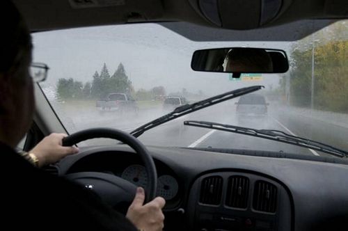 kinh nghiệm lái xe an toàn khi trời mưa