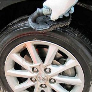 rửa sạch lốp xe