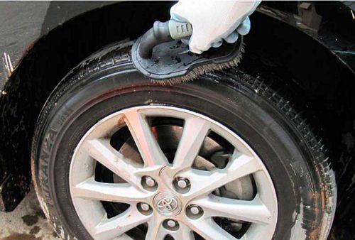 rửa sạch lốp xe